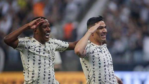 Crónica / [VIDEO] Paraguayo omoingue de cabeza y es figura en el triunfo de Corinthians