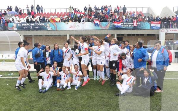 Crónica / [GALERÍA] ¡Chicas de la Albirroja despacharon a Chile y van por una medalla!