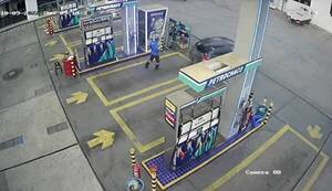 Crónica / [VÍDEO] Una mujer escapa sin pagar su combustible y el playero le rompe su parabrisas