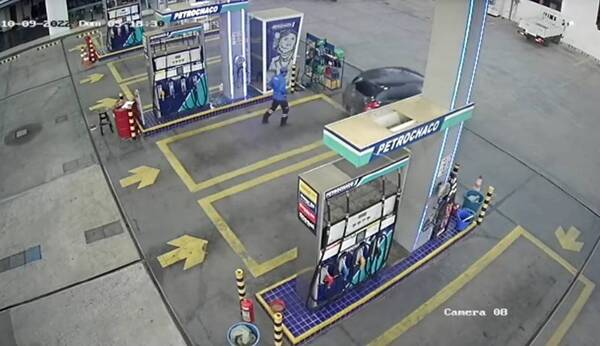 Crónica / [VÍDEO] Una mujer escapa sin pagar su combustible y el playero le rompe su parabrisas