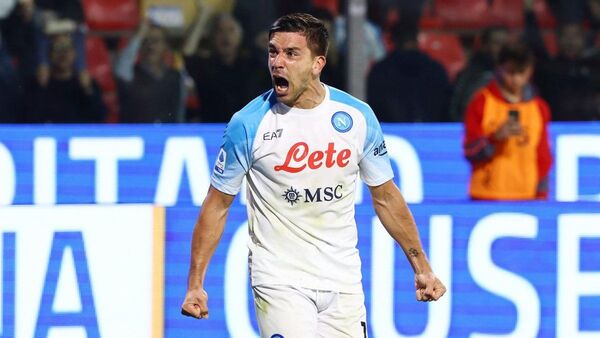 Napoli golea y se mantiene en la cima de la Serie A