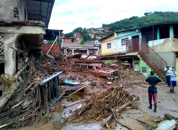 Al menos 18 muertos tras deslave por fuertes lluvias en Venezuela, reportan