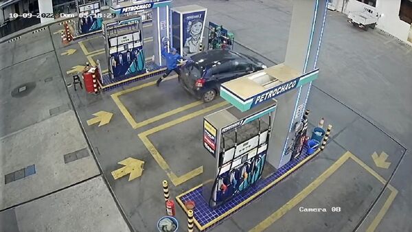 Cae mujer que pidió tanque lleno y se rajó sin pagar
