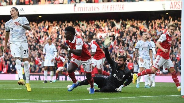 Arsenal mantiene el liderato ganándole al Liverpool