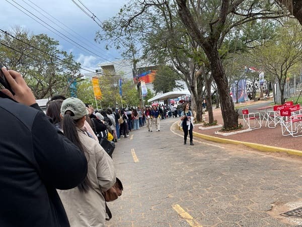 Forman extensa fila para ver a Paraguay en la final de baloncesto - Paraguaype.com