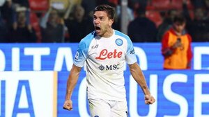 Napoli golea y se mantiene en la cima de la Serie A