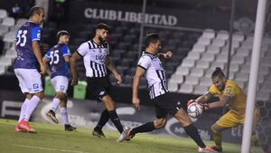 Libertad rescata un empate agónico contra 12 de Octubre