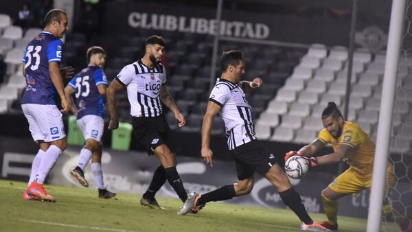 Libertad rescata un empate agónico contra 12 de Octubre