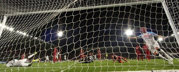 Napoli golea y manda en solitario en la Serie A - Fútbol Internacional - ABC Color