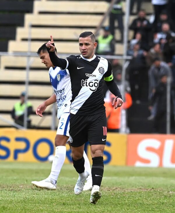 Olimpia gana y queda al acecho - Fútbol - ABC Color