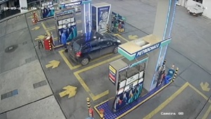 Detienen a mujer que cargo tanque lleno de combustible y huyó - Paraguaype.com