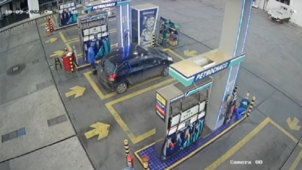 Detienen a mujer que cargo tanque lleno de combustible y huyó - Paraguaype.com