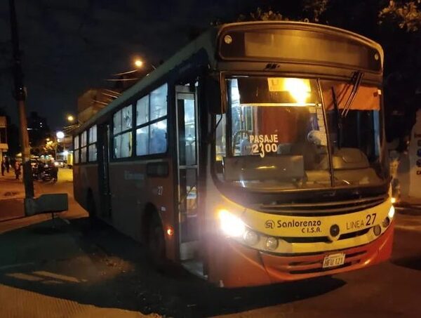Pasajera sufre heridas tras caer de una unidad de transporte · Radio Monumental 1080 AM