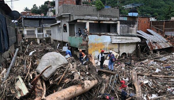 Deslave en Venezuela: sube a 25 el número de muertos mientras continúa la búsqueda de más de 50 desaparecidos