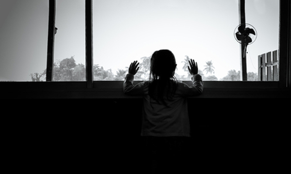 Madre abandonó a sus hijos para ir de fiesta y fue denunciada por uno de ellos - OviedoPress