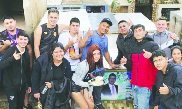Festejan cumpleaños de su amigo en el cementerio - OviedoPress