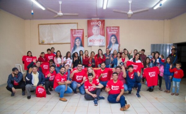 Bettina Aguilera se reúne con dirigentes colorados de Hernandarias