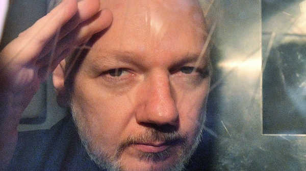 Julian Assange contrajo coronavirus en la prisión del Reino Unido donde está detenido