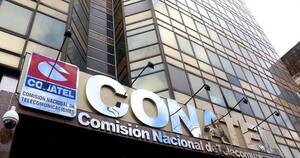 La Nación / Abdo destituye a director, pero mantiene a cuestionado presidente de Conatel