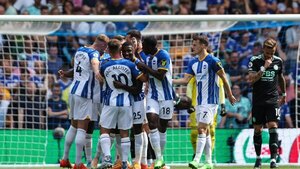 El compañero de Julio Enciso en el Brighton que se retira a los 24 años por problemas cardíacos
