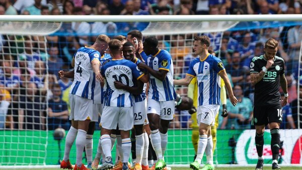El compañero de Julio Enciso en el Brighton que se retira a los 24 años por problemas cardíacos
