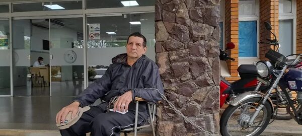 Ayolas: paciente de IPS se encadena para reclamar morfina que alivie su dolor - Nacionales - ABC Color