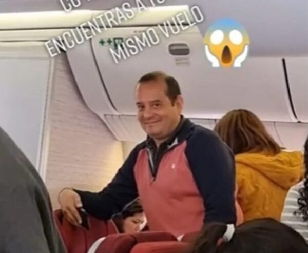 Jovencita escapa de su puesto laboral para realizar un viaje y su jefe la descubre en el avión