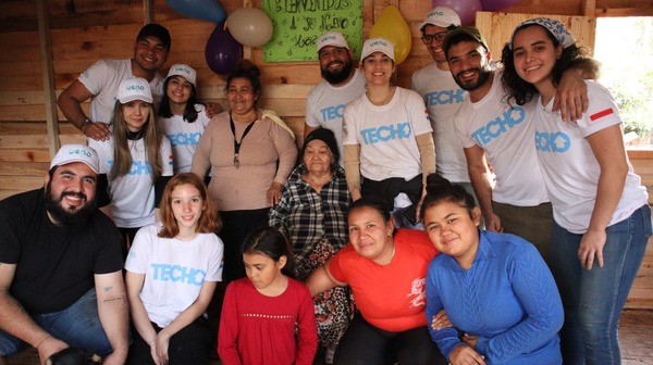 Voluntarios de ueno construyen viviendas a familias de Vy’a Renda en San Lorenzo - Revista PLUS