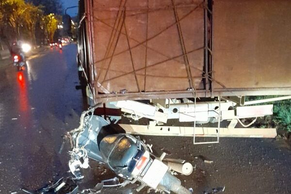 Camión estacionado sin señalización causa accidente