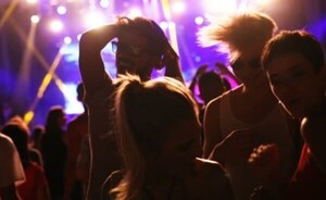 Investigan a mujer que habría dejado a sus hijos para ir a una fiesta