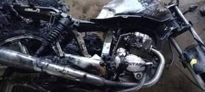 Crónica / Despechado quemó una moto creyendo que era de su rival, pero era de un vecino