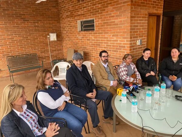 Senadores visitaron a familiares de secuestrados y al CODI - Policiales - ABC Color