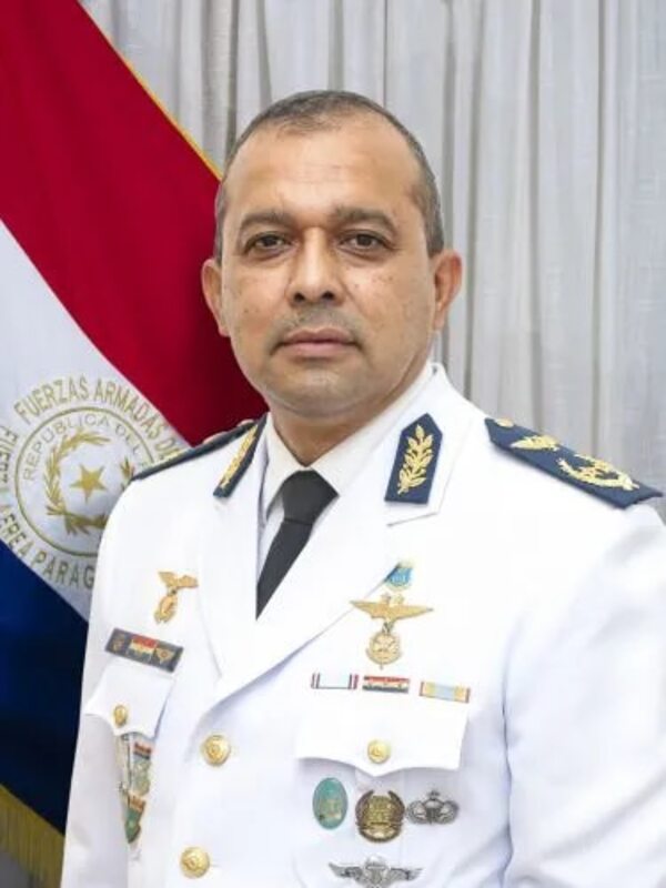 Mario Abdo releva alto mando de Fuerza Aérea Paraguaya - Política - ABC Color