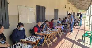 La Nación / Juegos Odesur: campeón paraguayo de ajedrez visitó y compitió con reclusos
