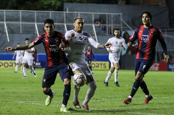 Punteros empatan en partido con polémica - Paraguaype.com