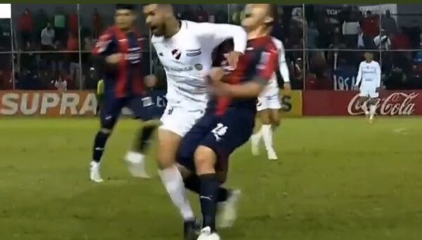 (VIDEO) Pichadura azulgrana: “El VAR no existe”