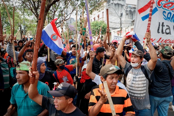 Indígenas se instalan en el microcentro para marchar hoy y mañana - Unicanal