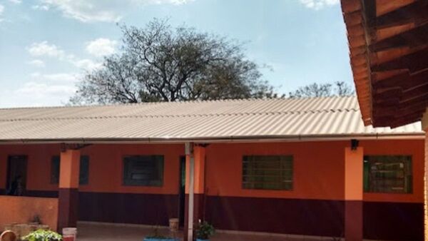 Motoqueiro llegó armado a colegio, preguntó por alguien y se retiró