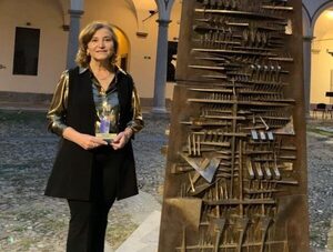 Berta Rojas recibe la Guitarra de Oro en honor a su trayectoria · Radio Monumental 1080 AM