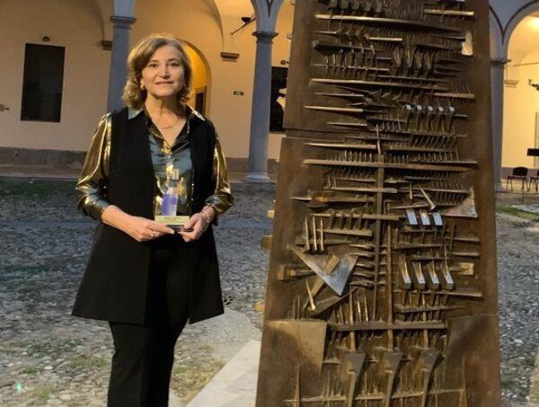 Berta Rojas recibe la Guitarra de Oro en honor a su trayectoria · Radio Monumental 1080 AM
