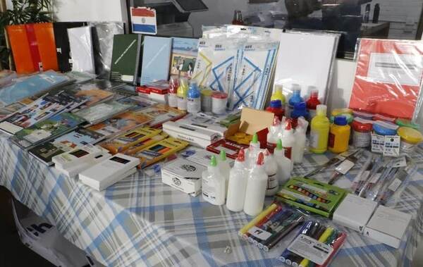 Kits escolares: Entregan textos de castellano y matemáticas para “recuperar lo perdido” en pandemia
