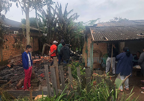 Nelson Cano dona materiales de construcción para reparar vivienda incendiada | DIARIO PRIMERA PLANA