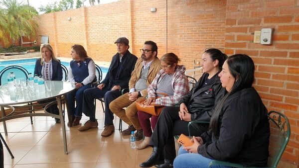 Senadores visitan a familiares de secuestrados y el CODI en Concepción