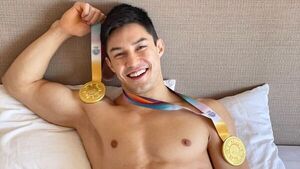 Así posó atleta rapái con sus medallas de oro y alborotó las redes