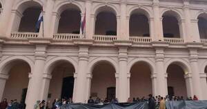 La Nación / Indígenas se instalaron en el Cabildo y tienen 35 exigencias para el Gobierno