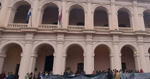La Nación / Indígenas se instalaron en el Cabildo y tienen 35 exigencias para el Gobierno