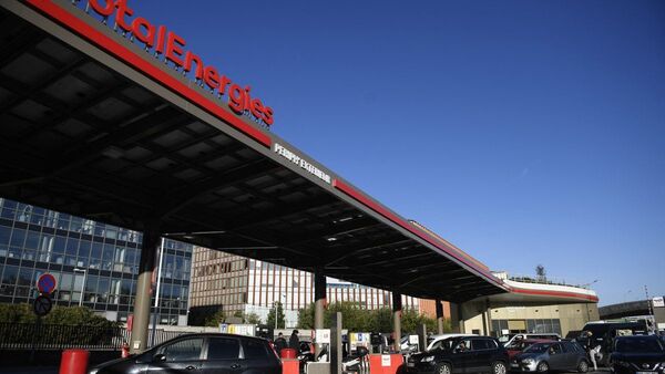 Desesperada búsqueda de combustible en las afueras de París
