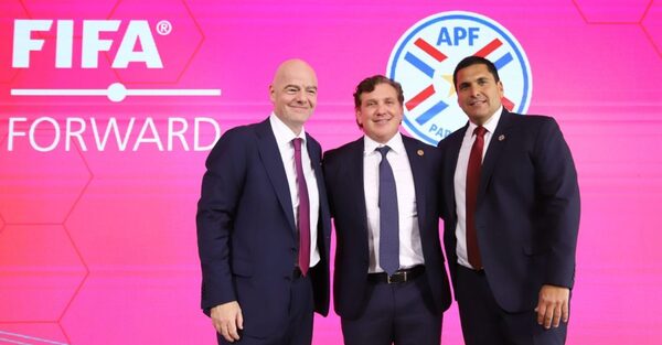 Gianni Infantino cree que el CARFEM es un 'ejemplo para el mundo'