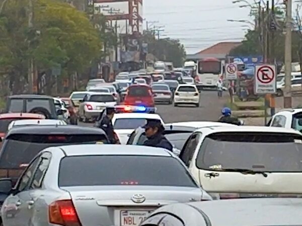 Quejas por insufribles filas para cruzar el puente a Posadas - Nacionales - ABC Color