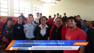 Docentes y estudiantes se capacitan en prevención de violencia intrafamiliar y delitos informáticos.